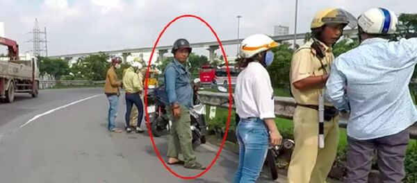 Nguời đàn ông lạ mặt đứng cạnh cán bộ, chiến sĩ Đội CSGT Rạch Chiếc, PC67, Công an TP HCM - Sputnik Việt Nam