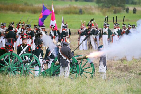 Nga. Ngoại ô Matxcơva. Tái hiện lịch sử-quân sự  trận Borodino giữa quân đội Nga và quân đội của Hoàng đế Pháp Napoléon I (1812). - Sputnik Việt Nam