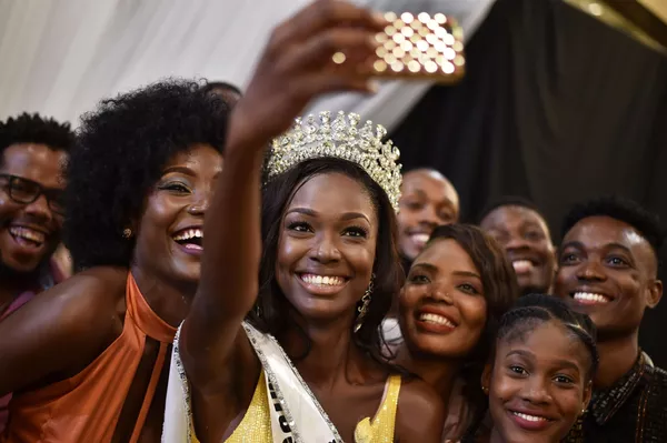 Hoa hậu Haiti-2017 Cassandra Chery chụp ảnh “tự sướng” với bạn bè và người hâm mộ sau khi giành chiến thắng trong cuộc thi. Hoa hậu Haiti-2017 Cassandra Chery chụp ảnh “tự sướng” với bạn bè và người hâm mộ sau khi giành chiến thắng trong cuộc thi. - Sputnik Việt Nam