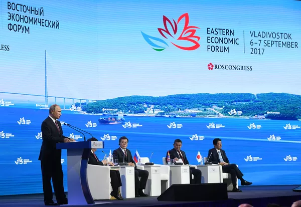 Tổng thống Vladimir Putin phát biểu trong phiên họp toàn thể của Diễn đàn Kinh tế Đông lần thứ III tại Vladivostok. Tổng thống Vladimir Putin phát biểu trong phiên họp toàn thể của Diễn đàn Kinh tế Đông lần thứ III tại Vladivostok. - Sputnik Việt Nam