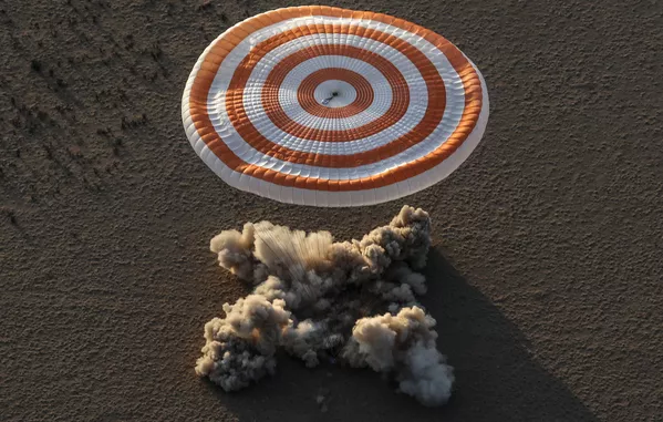 Khoang hạ cánh của tàu vũ trụ Nga “Soyuz-MS-04” tiếp đất trên lãnh thổ Kazakhstan. Khoang hạ cánh của tàu vũ trụ Nga “Soyuz-MS-04” tiếp đất trên lãnh thổ Kazakhstan. - Sputnik Việt Nam