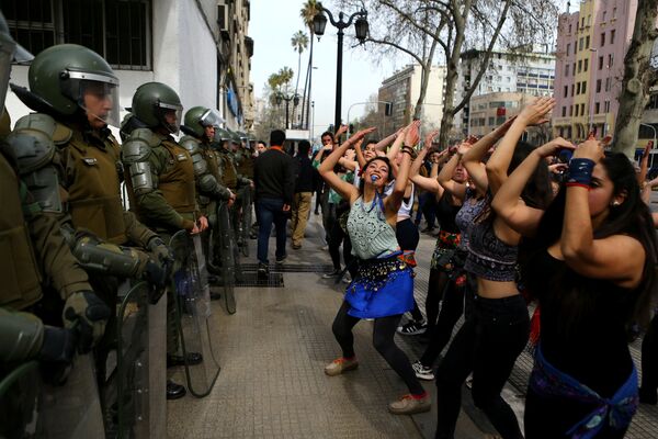 Chile. Santiago. Những người tham gia hành động phản kháng đã chọn hình thức khá lạ thường và rất hòa bình: nhảy múa. - Sputnik Việt Nam