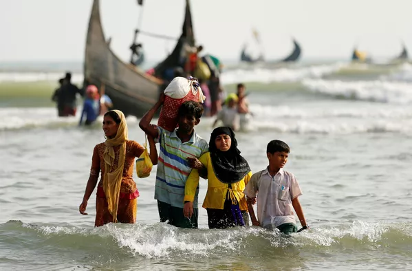 Dân tị nạn người Rohingya đổ lên bờ với đồ đạc của họ sau khi vượt biên giới đường biển giữa Bangladesh và Myanmar. Dân tị nạn người Rohingya đổ lên bờ với đồ đạc của họ sau khi vượt biên giới đường biển giữa Bangladesh và Myanmar. - Sputnik Việt Nam