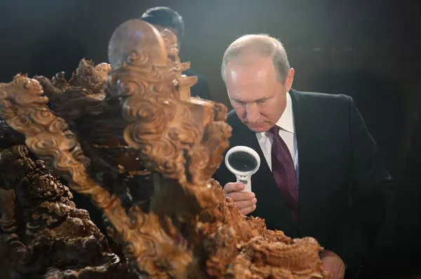 Tổng thống Nga Vladimir Putin thăm Triển lãm di sản văn hoá Trung Quốc trong thời gian Hội nghị thượng đỉnh BRICS ở Hạ Môn. Tổng thống Nga Vladimir Putin thăm Triển lãm di sản văn hoá Trung Quốc trong thời gian Hội nghị thượng đỉnh BRICS ở Hạ Môn. - Sputnik Việt Nam