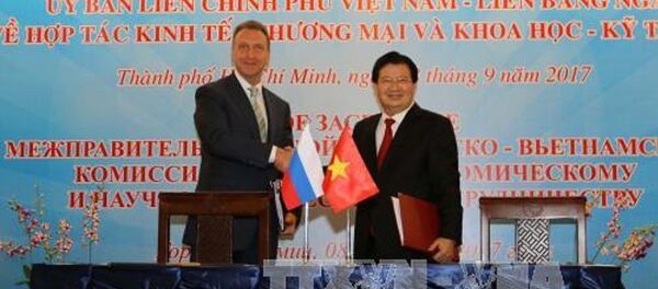 Phó Thủ tướng Trịnh Đình Dũng và Phó Thủ tướng thứ Nhất Liên bang Nga Igor Suvalov ký kết biên bản Khóa họp - Sputnik Việt Nam