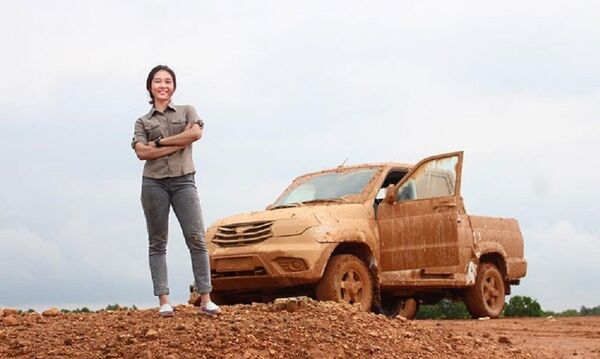 Linh Đỗ là cô gái trẻ sinh năm 1995 được cộng đồng chơi xe Việt Nam biết đến sau khi tham gia tự tay độ chiếc Honda LA250 lên dáng Classic độc đáo nhất Hà Thành. - Sputnik Việt Nam