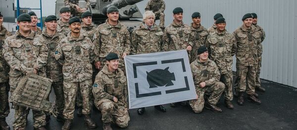 Британский министр иностранных дел Борис Джонсон во время встречи с британскими военными на военной базе Тапа, Эстония - Sputnik Việt Nam