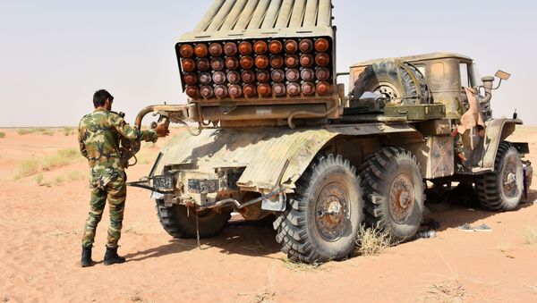 Солдаты и военная техника САР в окрестностях города Дейр-эз-Зор, Сирия - Sputnik Việt Nam