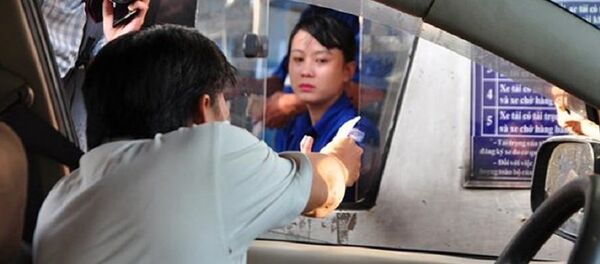 Tài xế trả tiền lẻ phản đối trạm thu phí BOT bất hợp lý. Tài xế trả tiền lẻ phản đối trạm thu phí BOT bất hợp lý. - Sputnik Việt Nam