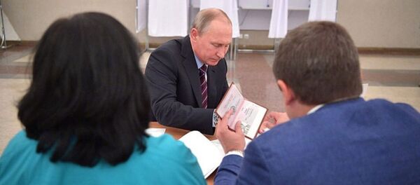 Hình ảnh các trang hộ chiếu của Tổng thống Putin được đăng trên trang web - Sputnik Việt Nam