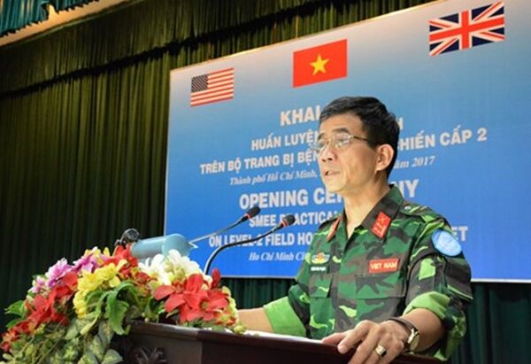 Đại tá Hoàng Kim Phụng, Giám đốc Trung tâm Gìn giữ hòa bình Việt Nam tuyên bố khai mạc diễn tập huấn luyện trên bộ trang bị Bệnh viện dã chiến cấp 2 - Sputnik Việt Nam