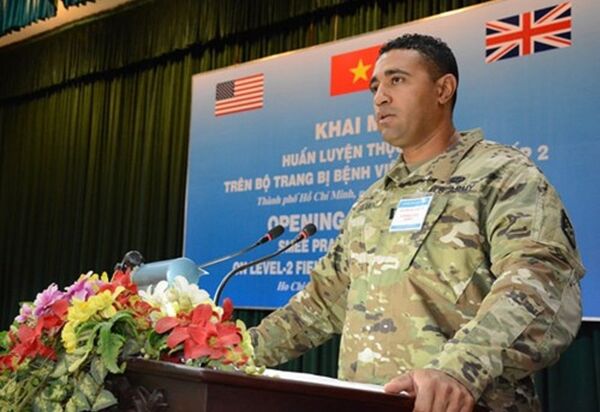 Trưởng đoàn chuyên gia quân y Hoa Kỳ, Đại úy Anthony Salvant phát biểu tại Lễ khai mạc - Sputnik Việt Nam