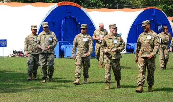 Các chuyên gia quân y nước ngoài tham quan khu vực bên ngoài các mô-đun của Bệnh viện dã chiến cấp 2 số 1. - Sputnik Việt Nam