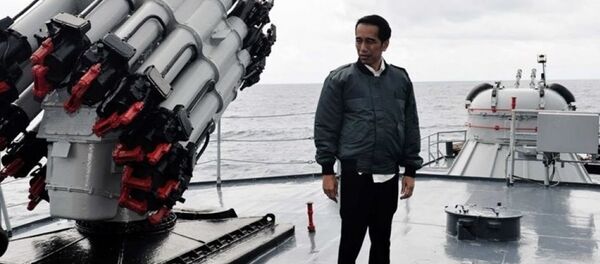 Tổng thống Indonesia Joko Widodo trên một chiến hạm trong vùng biển Natuna. - Sputnik Việt Nam