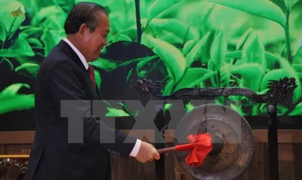 Phó Thủ tướng Thường trực Chính phủ Trương Hòa Bình đánh chiêng tại Lễ khai trương Khu gian hàng quốc gia tại Hội chợ Trung Quốc-ASEAN Phó Thủ tướng Thường trực Chính phủ Trương Hòa Bình đánh chiêng tại Lễ khai trương Khu gian hàng quốc gia tại Hội chợ Trung Quốc-ASEAN - Sputnik Việt Nam