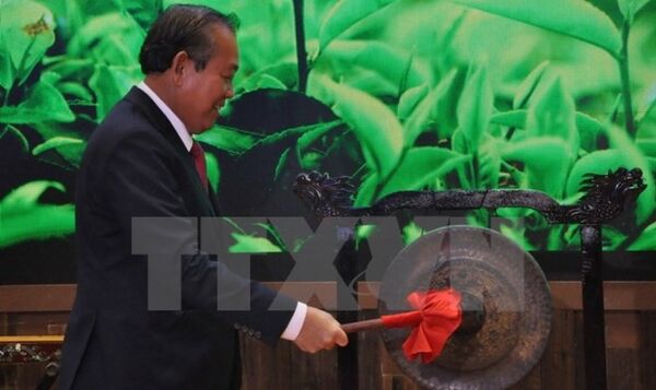 Phó Thủ tướng Thường trực Chính phủ Trương Hòa Bình đánh chiêng tại Lễ khai trương Khu gian hàng quốc gia tại Hội chợ Trung Quốc-ASEAN - Sputnik Việt Nam