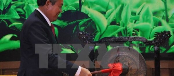 Phó Thủ tướng Thường trực Chính phủ Trương Hòa Bình đánh chiêng tại Lễ khai trương Khu gian hàng quốc gia tại Hội chợ Trung Quốc-ASEAN - Sputnik Việt Nam