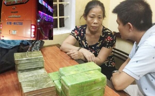 Đối tượng Trần Thị Hải cùng tang vật tại cơ quan công an - Sputnik Việt Nam