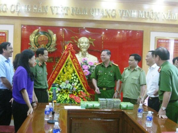 Lãnh đạo Công an tỉnh, Ban Chỉ đạo 138, TP. Thanh Hóa, Hiệp hội doanh nghiệp tỉnh Thanh Hóa đến chúc mừng, thưởng 80 triệu đồng cho Ban chuyên án Công an TP Thanh Hóa - Sputnik Việt Nam