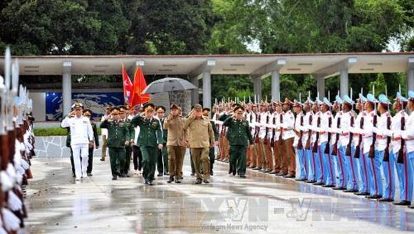 Thượng tướng Phan Văn Giang và Thượng tướng Alvaro Lopez Miera, Ủy viên Bộ Chính trị, Tổng Tham mưu trưởng, Thứ trưởng thứ nhất, Bộ các Lực lượng vũ trang cách mạng Cuba duyệt đội danh dự. Ảnh: Vũ Lê Hà/PV TTXVN tại Cuba - Sputnik Việt Nam