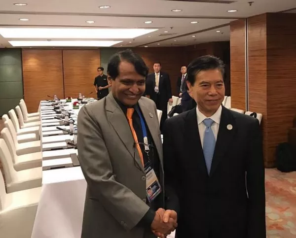 Ngày 9/9/2017, Bộ trưởng Thương mại Ấn Độ Suresh Prabhu gặp Bộ trưởng Thương mại Trung Quốc Chung Sơn bên lề Hội nghị Bộ trưởng Kinh tế ASEAN ở thủ đô Manila, Philippines. Ngày 9/9/2017, Bộ trưởng Thương mại Ấn Độ Suresh Prabhu gặp Bộ trưởng Thương mại Trung Quốc Chung Sơn bên lề Hội nghị Bộ trưởng Kinh tế ASEAN ở thủ đô Manila, Philippines. - Sputnik Việt Nam