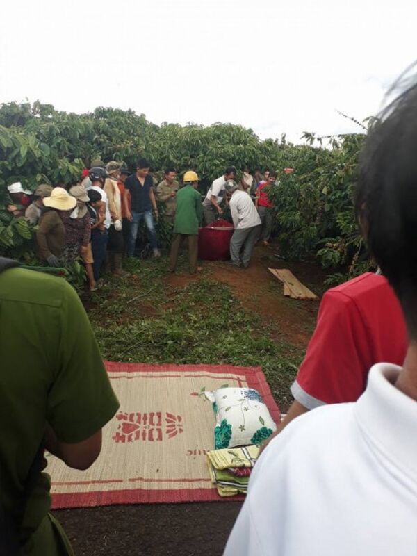 Rất nhiều người dân hiếu kỳ đến theo dõi vụ việc - Sputnik Việt Nam