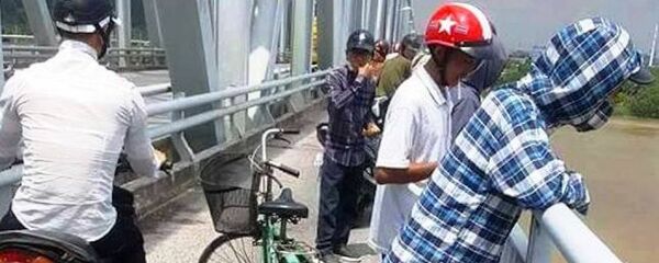 Người phụ nữ bỏ lại chiếc xe đạp mini màu xanh, gieo mình xuống sông Lam tự tử. - Sputnik Việt Nam