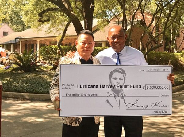 Tỷ phú Hoàng Kiều trao tặng 5 triệu USD ủng hộ nạn nhân bão Harvey. - Sputnik Việt Nam