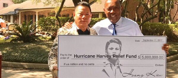 Tỷ phú Hoàng Kiều trao tặng 5 triệu USD ủng hộ nạn nhân bão Harvey. - Sputnik Việt Nam