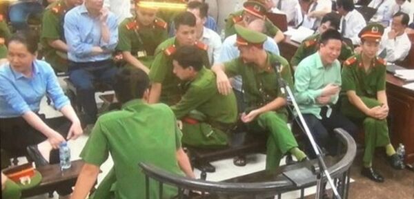 Hà Văn Thắm cười tươi trong phòng xử án giữa giờ nghỉ. - Sputnik Việt Nam