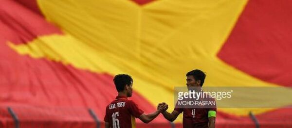 Vietnam's Bui Tien Dung and Tran Huu Dong Trieu shake hands - Sputnik Việt Nam