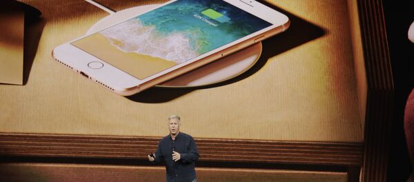 Phó chủ tịch tiếp thị của Apple Filipp Shiller tại thời điểm giới thiệu iPhone 8 ở California - Sputnik Việt Nam