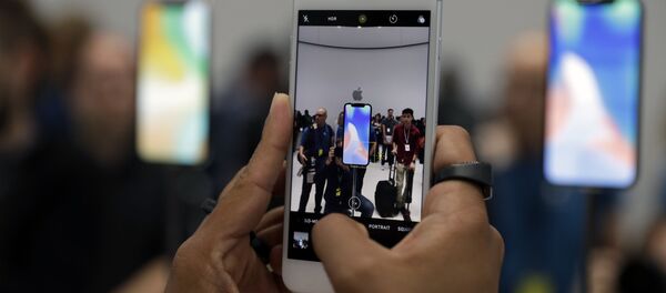 iPhone mới 8 trong phòng trưng bày trong khuôn viên Apple ở California - Sputnik Việt Nam