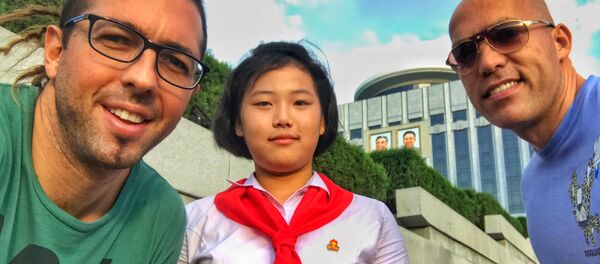 Philip Milosavljevic và bạn tạo dáng chụp ảnh với nữ sinh Triều Tiên. - Sputnik Việt Nam