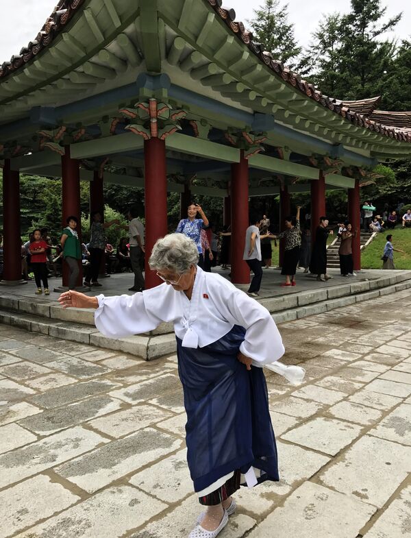 Một phụ nữ cao tuổi nhảy múa trên đường phố Bình Nhưỡng - Sputnik Việt Nam