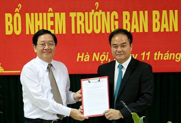 Bộ trưởng Nội vụ Lê Vĩnh Tân trao Quyết đinh bổ nhiệm cho ông Vũ Chiến Thắng. Ảnh: TGCP - Sputnik Việt Nam