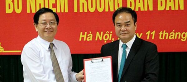 Bộ trưởng Nội vụ Lê Vĩnh Tân trao Quyết đinh bổ nhiệm cho ông Vũ Chiến Thắng. Ảnh: TGCP - Sputnik Việt Nam