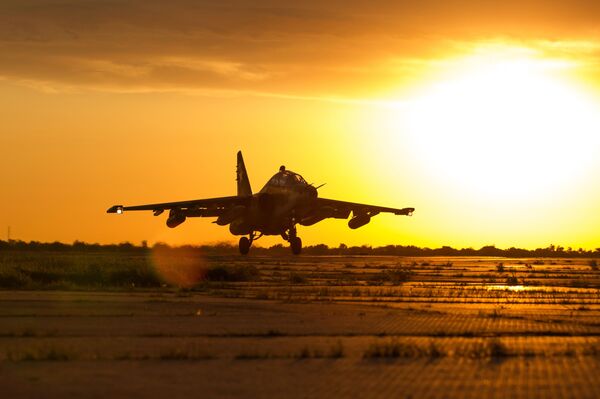 Штурмовик Су-25СМ3 во время летно-специальной подготовки экипажей в Приморско-Ахтарске - Sputnik Việt Nam
