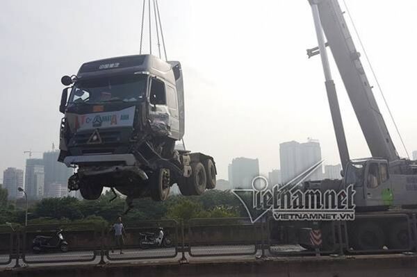 Lực lượng chức năng khẩn trương công tác cứu hộ. Đầu xe bồn được cẩu di chuyển khỏi hiện trường Lực lượng chức năng khẩn trương công tác cứu hộ. Đầu xe bồn được cẩu di chuyển khỏi hiện trường - Sputnik Việt Nam