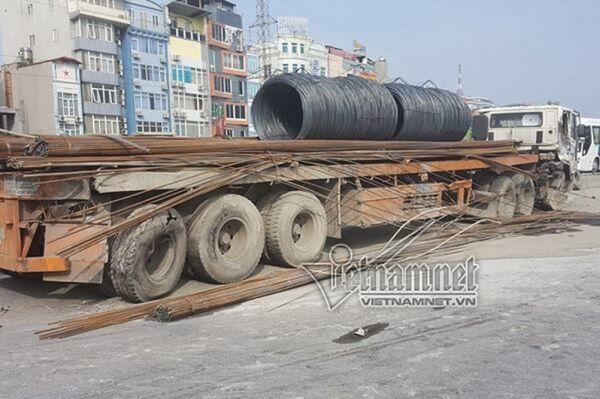 Xe tải bị hỏng đỗ ven đường sửa chữa từ đêm qua chở rất nhiều vật liệu xây dựng sắt thép Xe tải bị hỏng đỗ ven đường sửa chữa từ đêm qua chở rất nhiều vật liệu xây dựng sắt thép - Sputnik Việt Nam