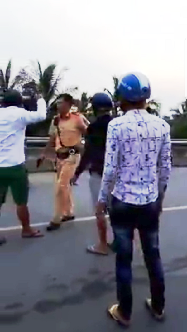 Khẩu súng được CSGT rút ra lên đạn rồi đi về phía thanh niên vừa ẩu đả - Sputnik Việt Nam