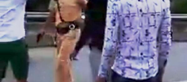 Khẩu súng được CSGT rút ra lên đạn rồi đi về phía thanh niên vừa ẩu đả - Sputnik Việt Nam