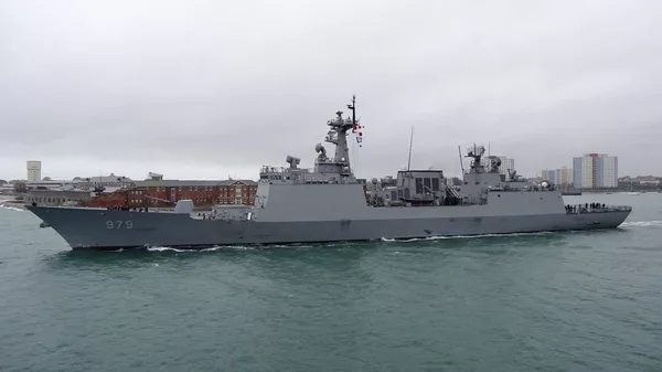 Chiến hạm tên lửa Roks Kang Gam Chan (DDH-979) và tàu hậu cần Roks Hwacheon (AOE-59) sẽ đến thăm hữu nghị Đà Nẵng từ ngày 18/9 tới. Chiến hạm tên lửa Roks Kang Gam Chan (DDH-979) và tàu hậu cần Roks Hwacheon (AOE-59) sẽ đến thăm hữu nghị Đà Nẵng từ ngày 18/9 tới. - Sputnik Việt Nam