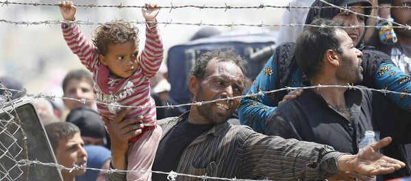 Người tị nạn Sirya ôm bé gái trên tay xếp hàng tại biên giới với Thổ Nhĩ Kỳ Người tị nạn Sirya ôm bé gái trên tay xếp hàng tại biên giới với Thổ Nhĩ Kỳ - Sputnik Việt Nam
