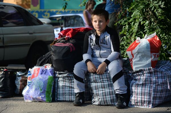 Cậu bé từ vùng Donetsk trước khi lên chuyến xe đưa người tị nạn đến Nga Cậu bé từ vùng Donetsk trước khi lên chuyến xe đưa người tị nạn đến Nga - Sputnik Việt Nam