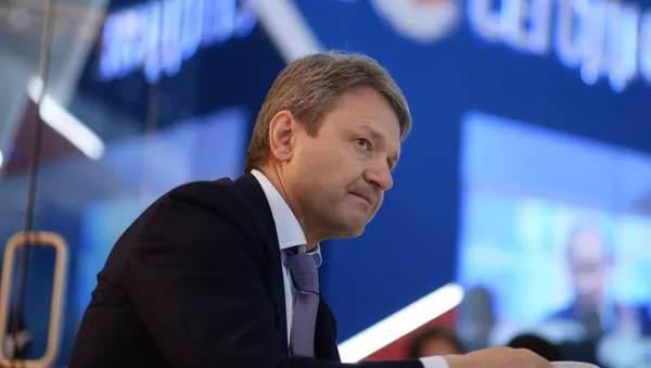 Bộ trưởng Nông nghiệp LB Nga Aleksandr  Tkachev trước biển hiệu của Hãng Thông tấn quốc tế Rossiya  Segodnya” trong SPIEF XIX - 2015 - Sputnik Việt Nam
