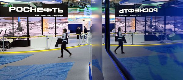 Tại gian trưng bày của tập đoàn Nga Rosneft trước khi khai mạc Diễn đàn Kinh tế Quốc tế St. Petersburg 2015 Tại gian trưng bày của tập đoàn Nga Rosneft trước khi khai mạc Diễn đàn Kinh tế Quốc tế St. Petersburg 2015 - Sputnik Việt Nam