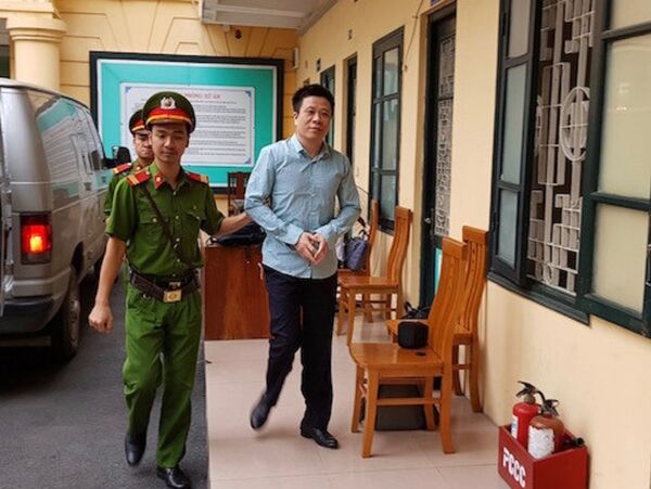 Bị cáo Hà Văn Thắmtươi cười khi đến toà sáng nay Bị cáo Hà Văn Thắmtươi cười khi đến toà sáng nay - Sputnik Việt Nam