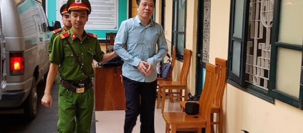 Bị cáo Hà Văn Thắmtươi cười khi đến toà sáng nay Bị cáo Hà Văn Thắmtươi cười khi đến toà sáng nay - Sputnik Việt Nam