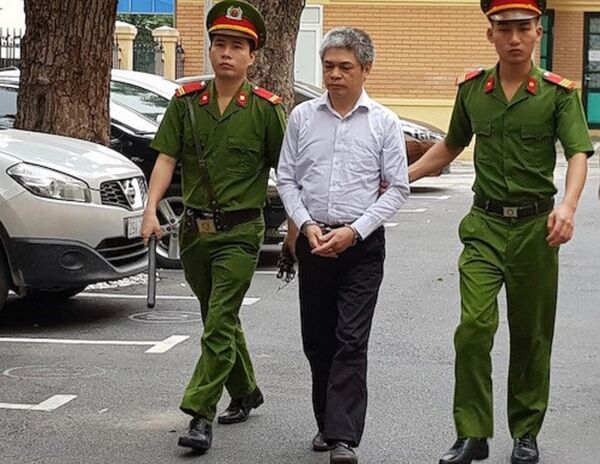 Ông Nguyễn Xuân Sơn bị dẫn giải vào phòng xử án. Ông Nguyễn Xuân Sơn bị dẫn giải vào phòng xử án. - Sputnik Việt Nam